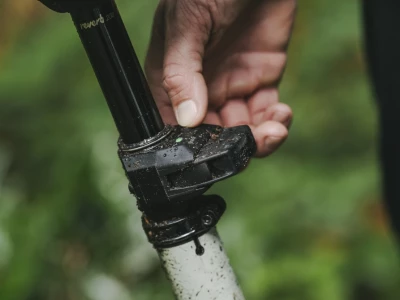 Nový RockShox REVERB AXS - bezdrátová teleskopická sedlovka i pro dlouhány