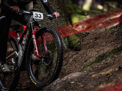 Nové RockShox vidlice 2025: ultralehká SID SL a dostupná Reba Gold