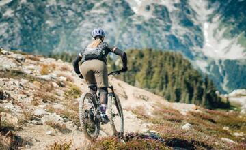 Když trail nezná hranic: Bajkování v kanadské divočině