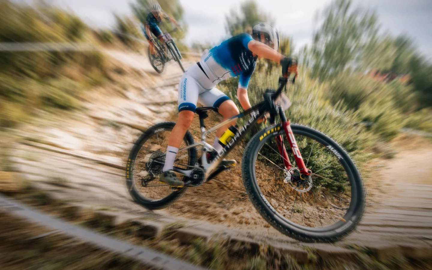 Carbon spokes and titanium nipples: a racing detail that makes all the difference